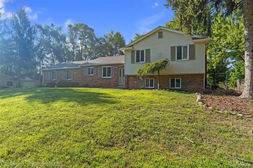 9366 Wild Oaks Cir, South Lyon, MI, 48178-8814 | Card Image