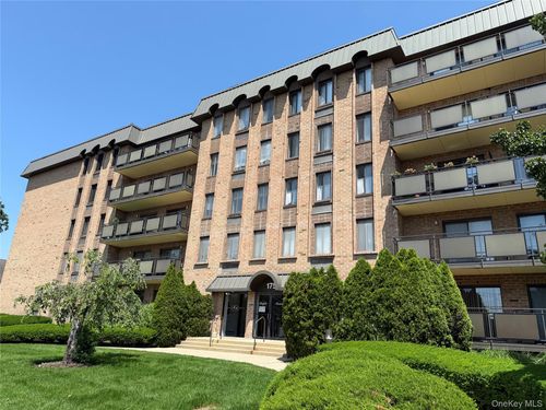 4j-175 Maple Ave, Westbury, NY, 11590-3169 | Card Image