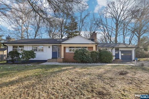 217 Knickerbocker Rd, Closter, NJ, 07624-1801 | Card Image