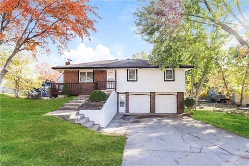 6705 Hidden Valley Rd, Parkville, MO, 64152-1205 | Card Image