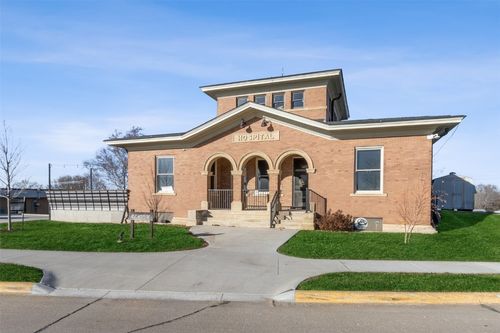 916 W 9th St, Vinton, IA, 52349-1033 | Card Image
