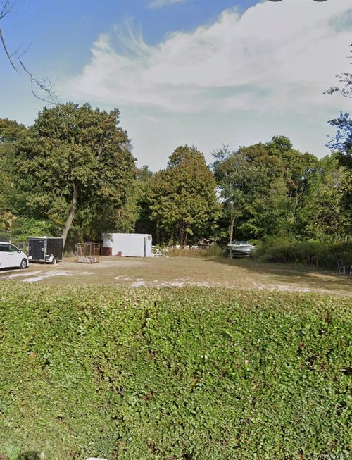 245 Acorn Ave, Central Islip, NY, 11722-2716 | Card Image