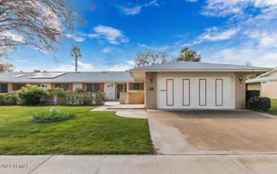 10207 W Kingswood Circle, Home with 2 bedrooms, 2 bathrooms and null parking in Sun City AZ | Image 1