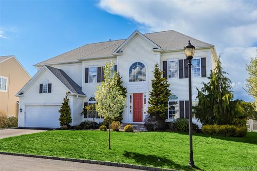32 Avolet Ct, Mount Sinai, NY, 11766-3402 | Card Image