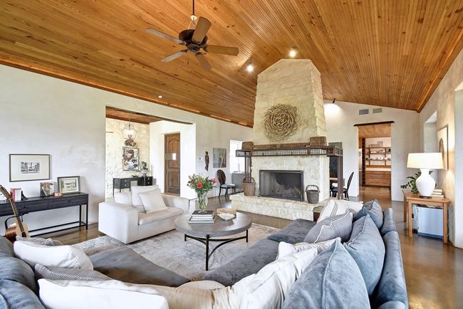 341 N Stallion Estates Dr, Home with 2 bedrooms, 2 bathrooms and 3 parking in Spring Branch TX | Image 4