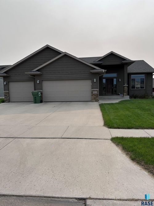 5504 S Solono Ave, Sioux Falls, SD, 57108-8688 | Card Image