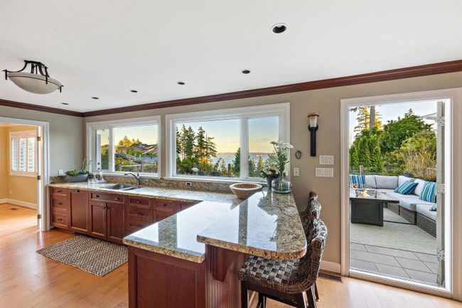 5084 Pinetree Crescent, House other with 3 bedrooms, 3 bathrooms and 4 parking in West Vancouver BC | Image 5