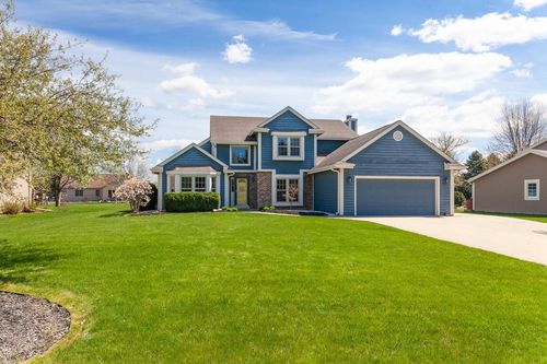 W227N2540 Meadowood Lane, PEWAUKEE, WI, 53186 | Card Image