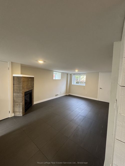 40 Bond St, Oakville, ON, L6K1L7 | Card Image