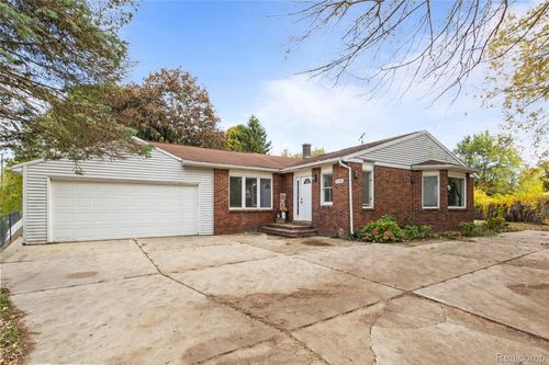 2124 Welch Rd, Commerce Twp, MI, 48390-2774 | Card Image