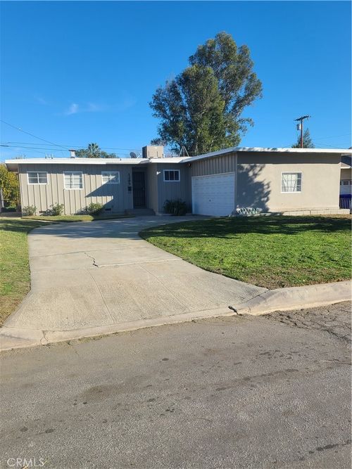 1295 Pepper Tree Ln, San Bernardino, CA, 92404-5425 | Card Image