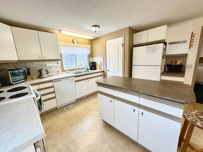 418 - 700 Carmichael Lane, Home with 2 bedrooms, 1 bathrooms and 3 parking in Hinton AB | Image 4