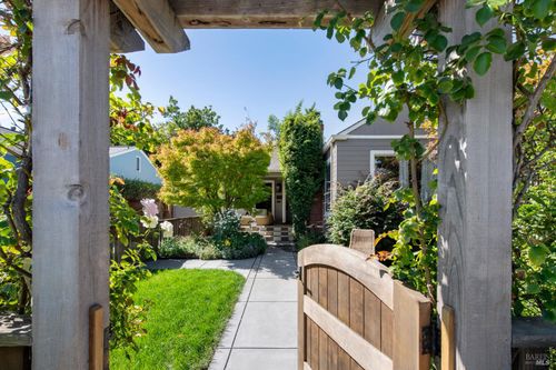 704 5th Street, Petaluma, CA, 94952 | Card Image