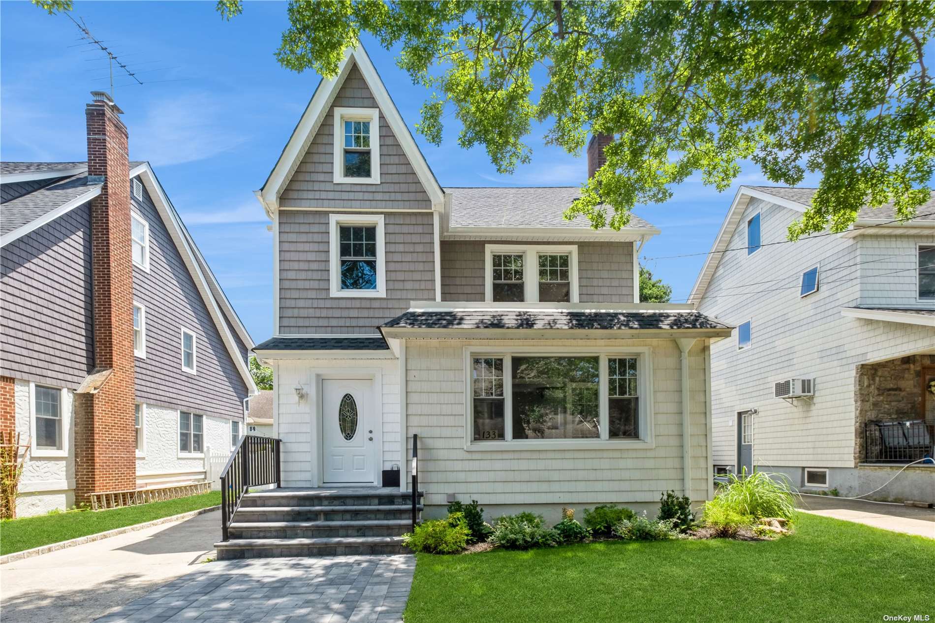 Iris Ave, Floral Park, NY 11001