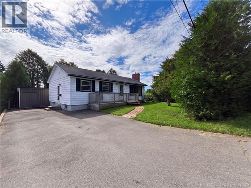 6 Barbara Cres, House with 3 bedrooms, 2 bathrooms and null parking in Saint John NB | Card Image