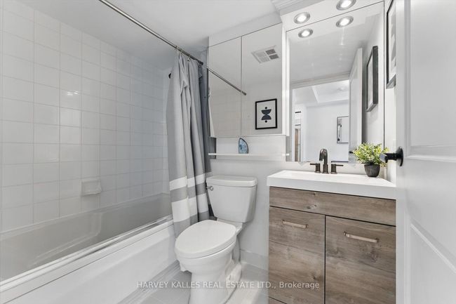 3211 - 10 Yonge St, Condo with 2 bedrooms, 2 bathrooms and null parking in Toronto ON | Image 6