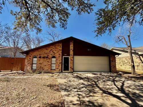 2813 Santa Monica Dr, Grand Prairie, TX, 75052-5302 | Card Image