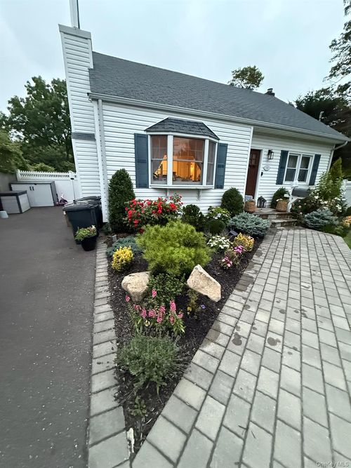 115 Academy St, Bayport, NY, 11705-1706 | Card Image