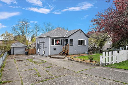 877 Wollaston St, Esquimalt, BC, V9A5A9 | Card Image