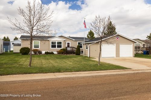 911 Chestnut Ln, Dickinson, ND, 58601-6575 | Card Image