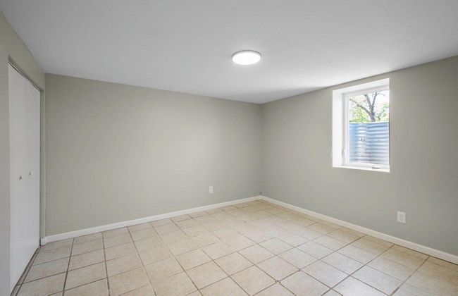 Lower unit 2 bedroom | Image 30