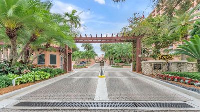 9H - 60 Edgewater Dr, Condo with 3 bedrooms, 3 bathrooms and null parking in Coral Gables FL | Image 2