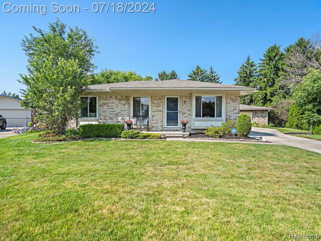Ray Dr, Clinton Township, MI 48038