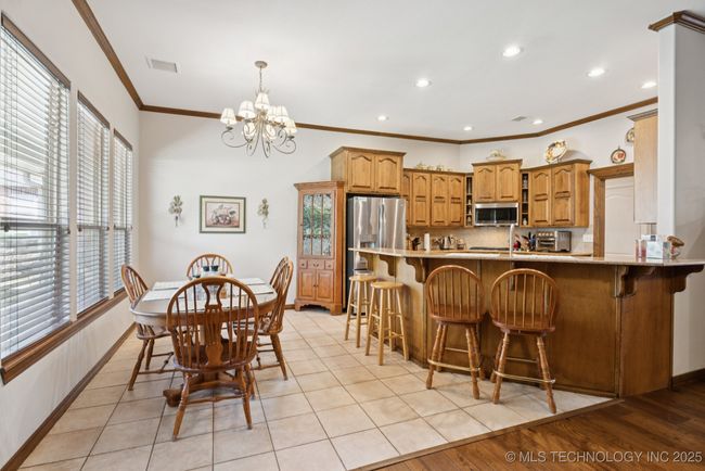 Wonderful breakfast nook & bar overlooking living. | Image 15