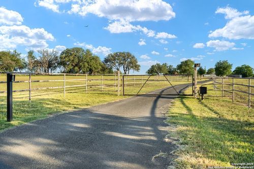 25 Zoeller Ln, Boerne, TX, 78006-7724 | Card Image