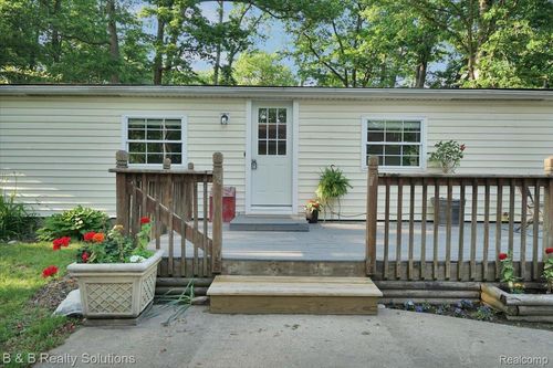 250 Indian Trl, Columbiaville, MI, 48421-9765 | Card Image