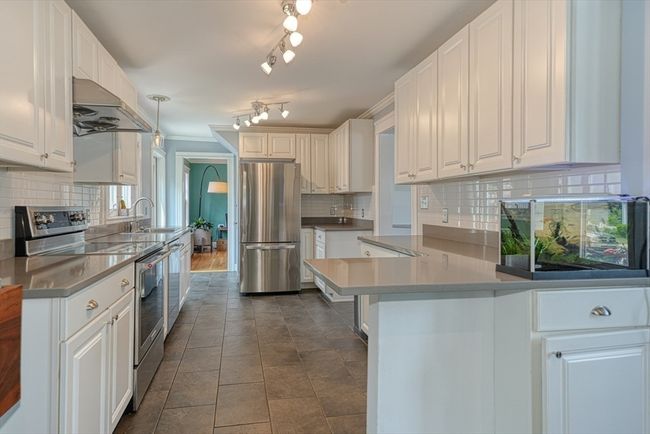 85 Roosevelt Rd, House other with 3 bedrooms, 2 bathrooms and 2 parking in Medford MA | Image 4