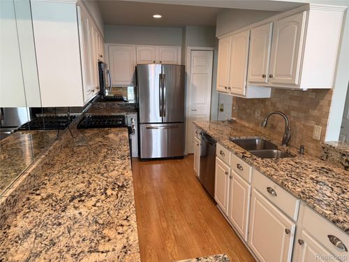 apt-34-3553 Port Cove Dr, Waterford, MI, 48328-4571 | Card Image