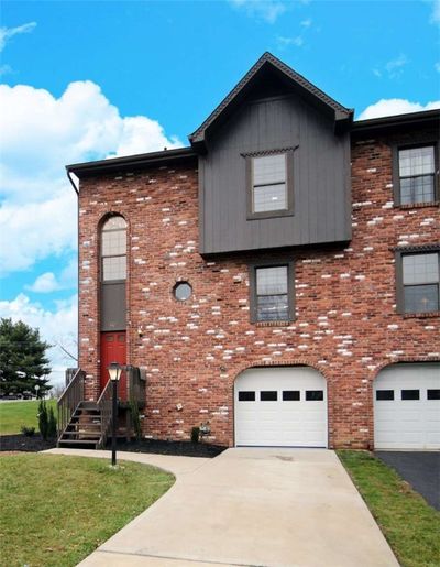 601 Sunset Cir, Townhouse with 3 bedrooms, 2 bathrooms and 1 parking in Cranberry Twp PA | Image 1