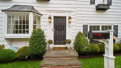 305 Nassau Ave, Manhasset, NY, 11030-2043 | Card Image
