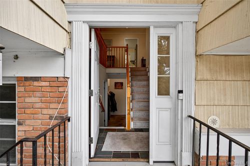 50 Brentwood Dr, Pleasantville, NY, 10570-1221 | Card Image