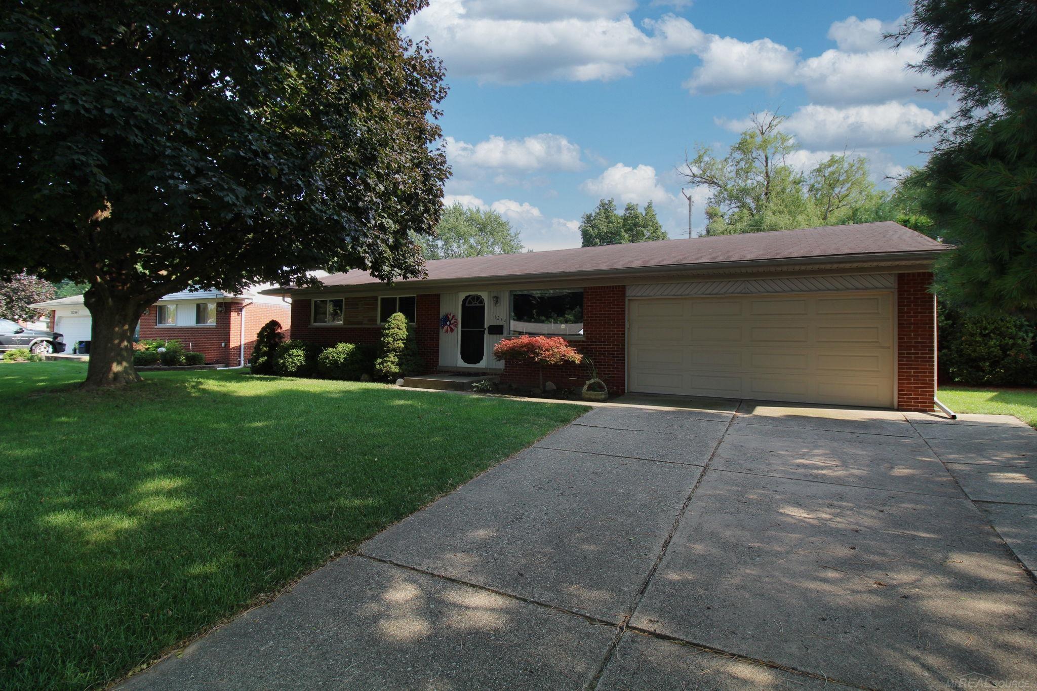 Newburg Dr, Sterling Heights, MI 48313