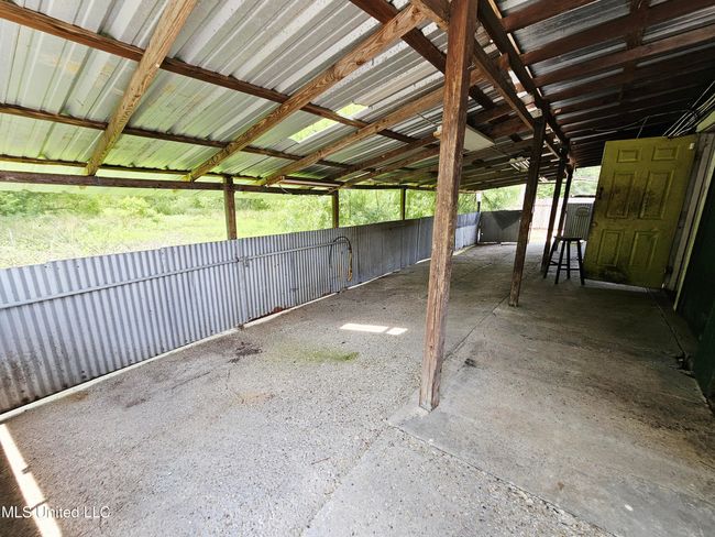 Back covered yard | Image 15