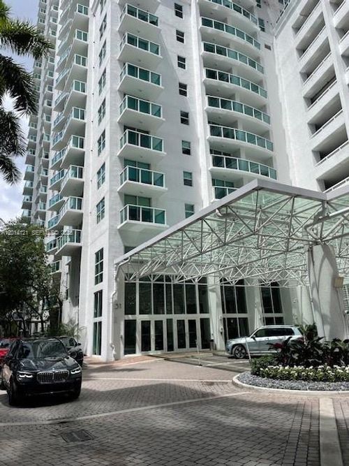 303-31 Se 5th St, Miami, FL, 33131-2504 | Card Image