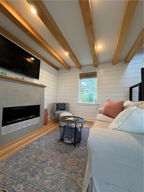 21 Connection St, Newport, RI, 02840-3907 | Card Image