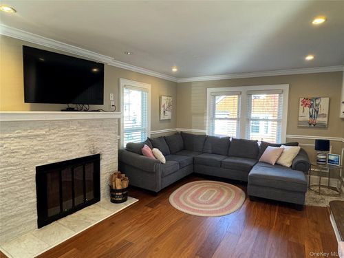 76 Chestnut Ave, Pelham, NY, 10803-1036 | Card Image