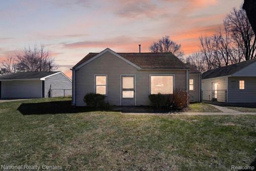 8880 Marlowe Ave, Plymouth, MI, 48170-4034 | Card Image