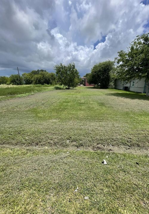 610 W 6th St, Freeport, TX, 77541-5621 | Card Image