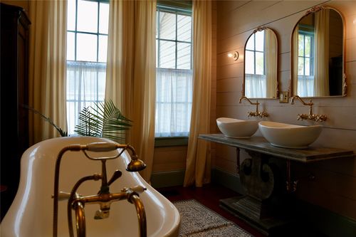 409 E Morgan Ave, Cuero, TX, 77954-3059 | Card Image