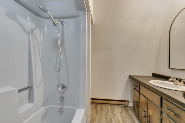 Upper level full bath | Image 23