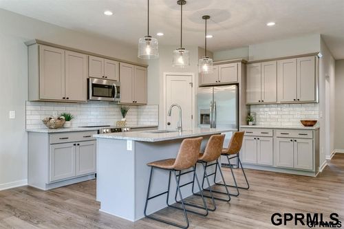 9467 Linwood Pl, Lincoln, NE, 68505-9400 | Card Image