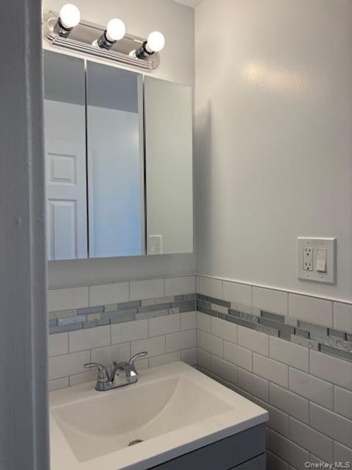 159 Main St, Huntington, NY, 11743-6916 | Card Image