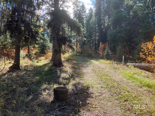 541 W Mountain Rd, Cascade, ID, 83611-5043 | Card Image