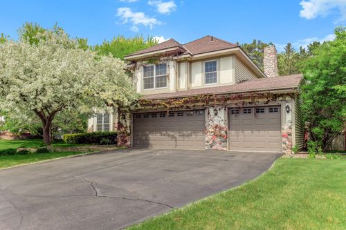 8777 Cottonwood Ln, Eden Prairie, MN, 55347-2216 | Card Image