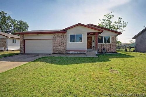 1005 Dogwood St, Owasso, OK, 74055-5561 | Card Image