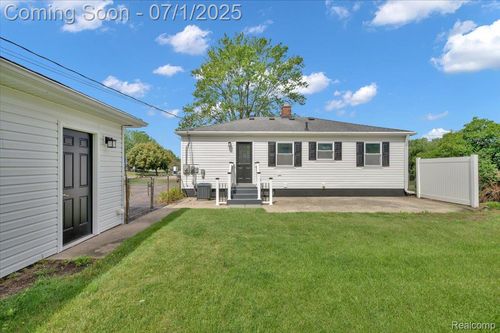 2190 Crescent Lake Rd, Waterford, MI, 48329-3731 | Card Image